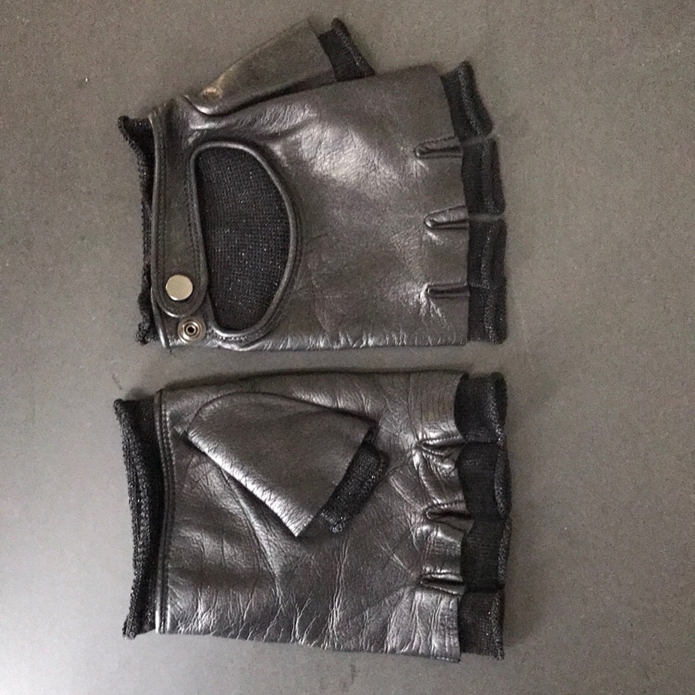 Dsquared2 very soft black leather men’s fingerless driving gloves. Size med.